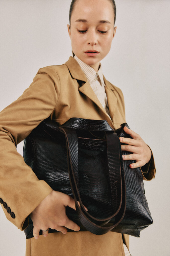 דפנה – תיק עור גדול -שזיף