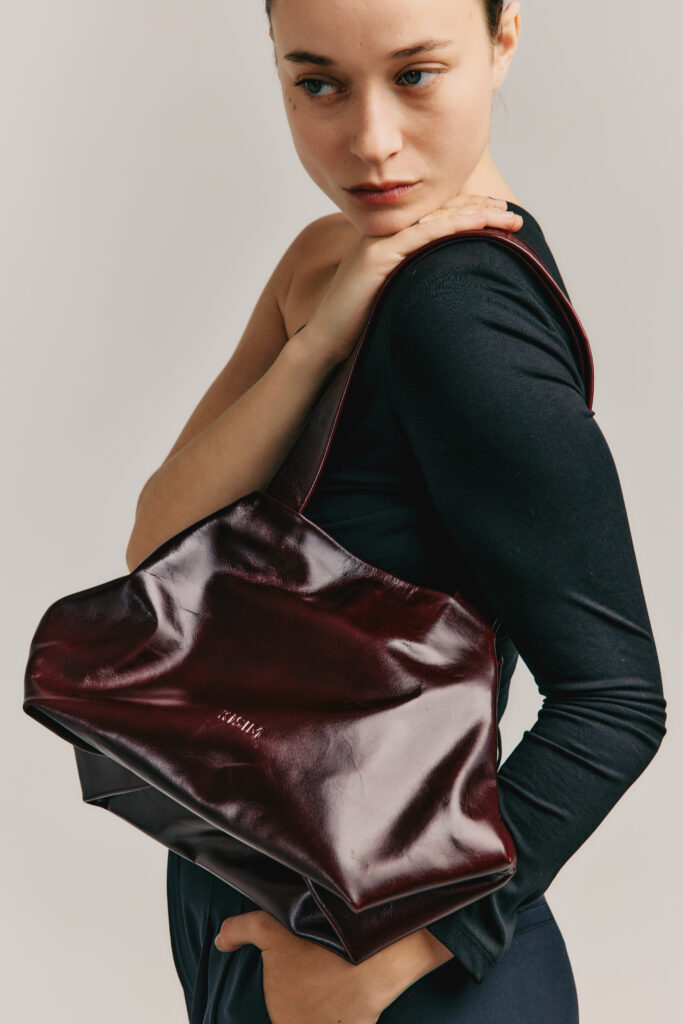 קוביה עור – תיק צד – שזיף