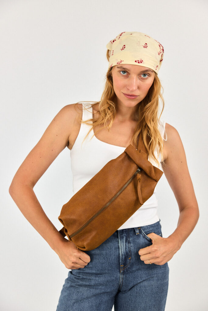 רז קרוס – תיק עור L – חום דיזל