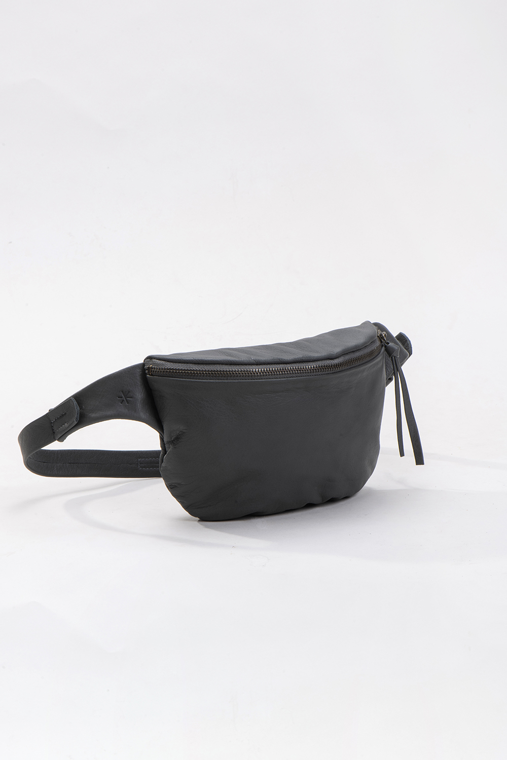 פאוץ סהר עור – אפור כהה