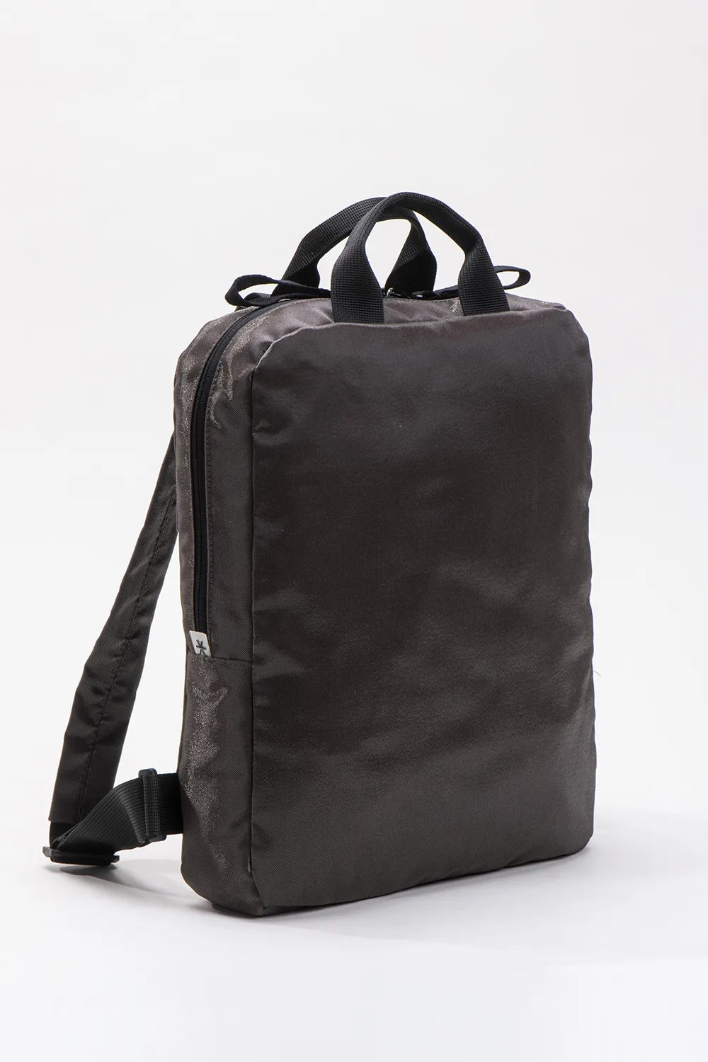 אונו – תיק גב טבעוני – חום מבריק