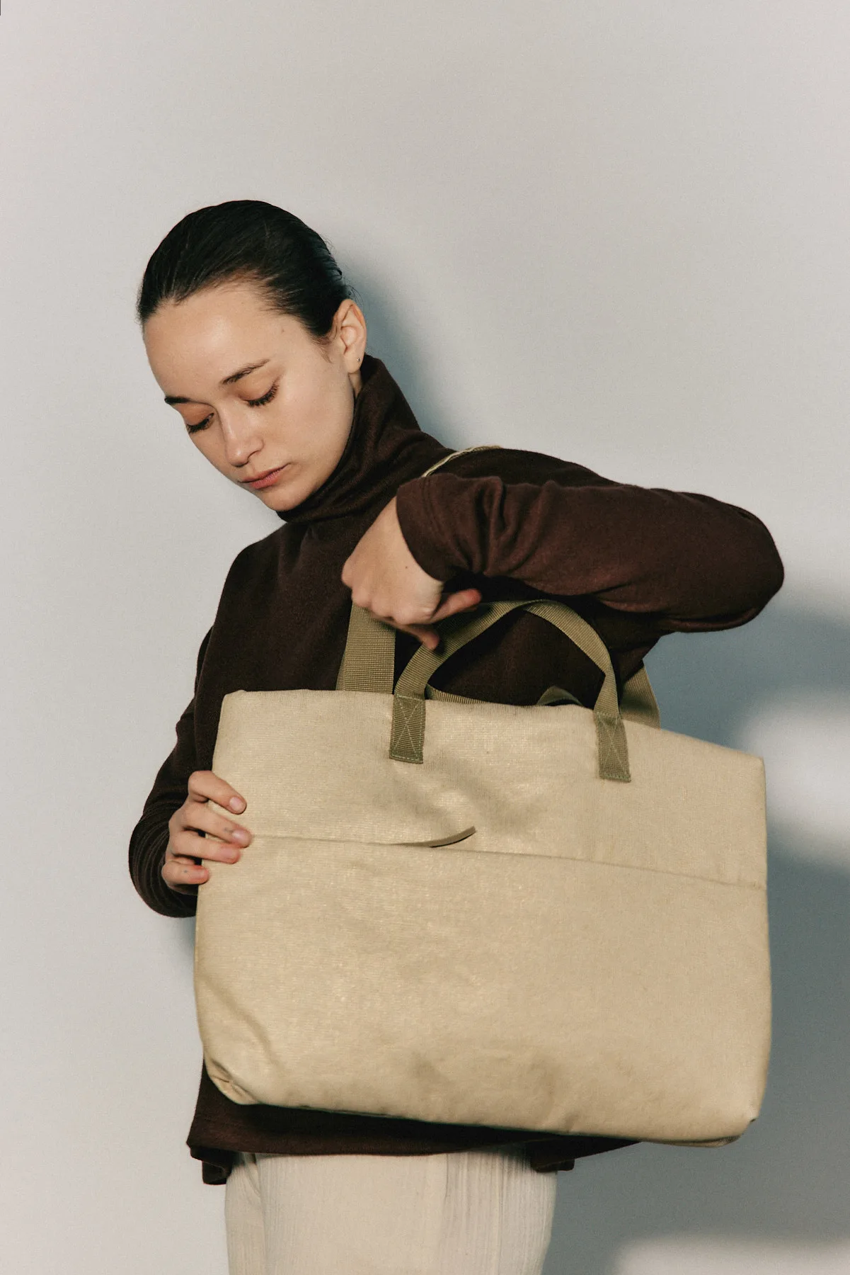 BFF – תיק צד טבעוני למחשב – זהב