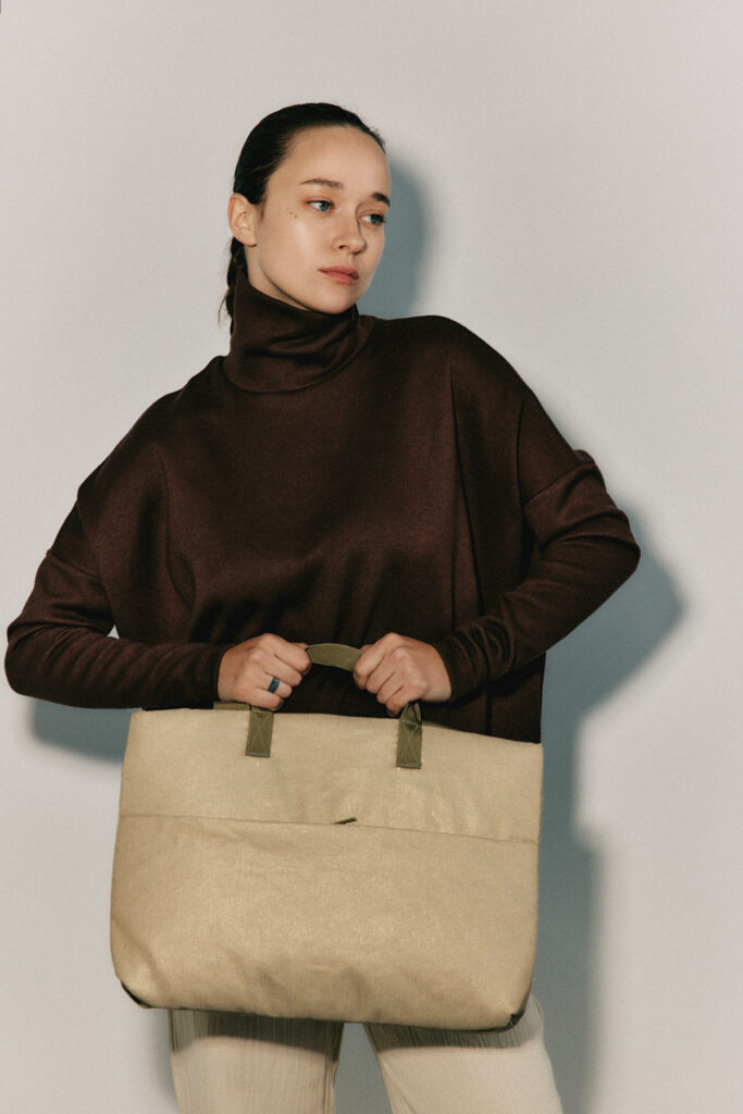 BFF – תיק צד טבעוני למחשב – זהב