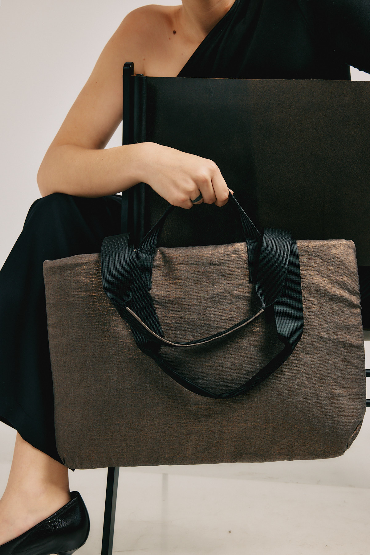 BFF – תיק צד טבעוני למחשב – חום