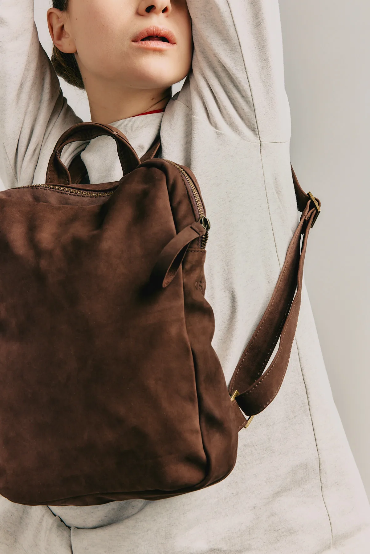 אונה – תיק עור גב קטן – חום