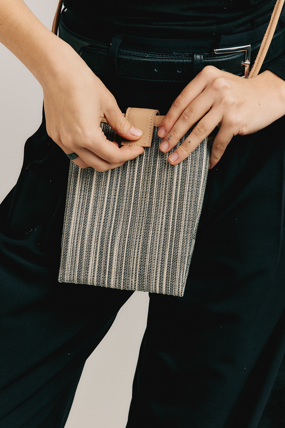 קונטקט – תיק טלפון קטן – פסים