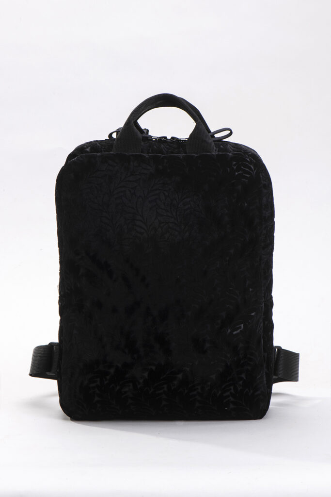 אונו – תיק גב טבעוני – קטיפה שחורה