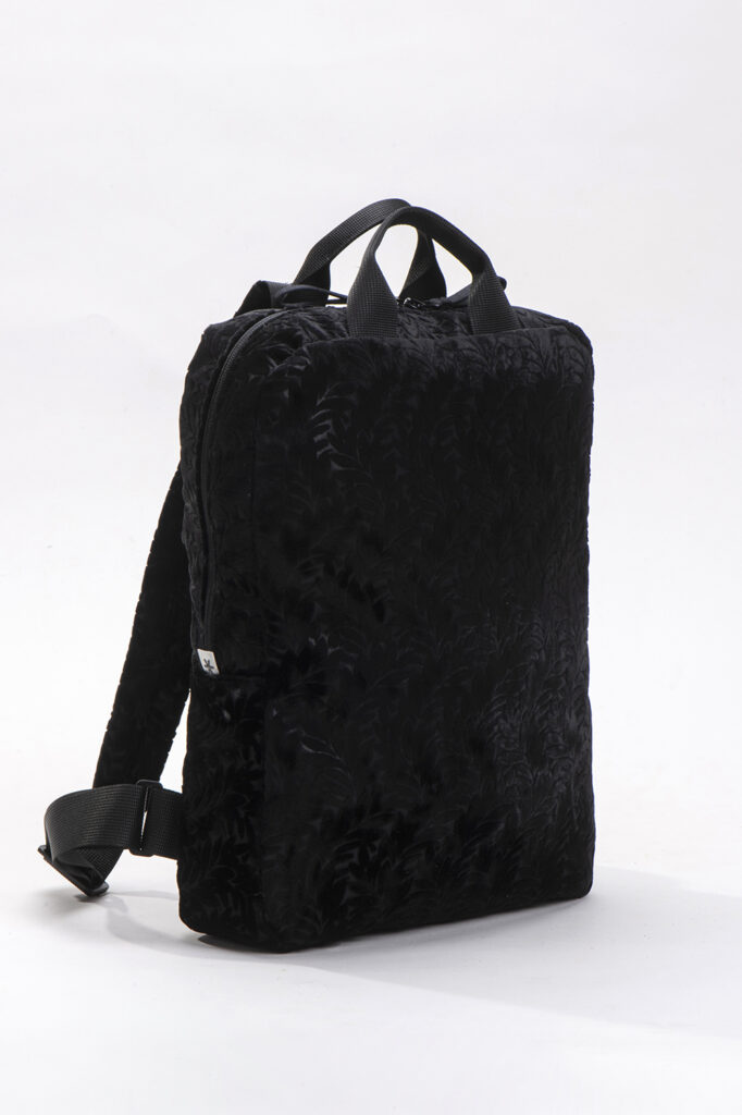 אונו – תיק גב טבעוני – קטיפה שחורה