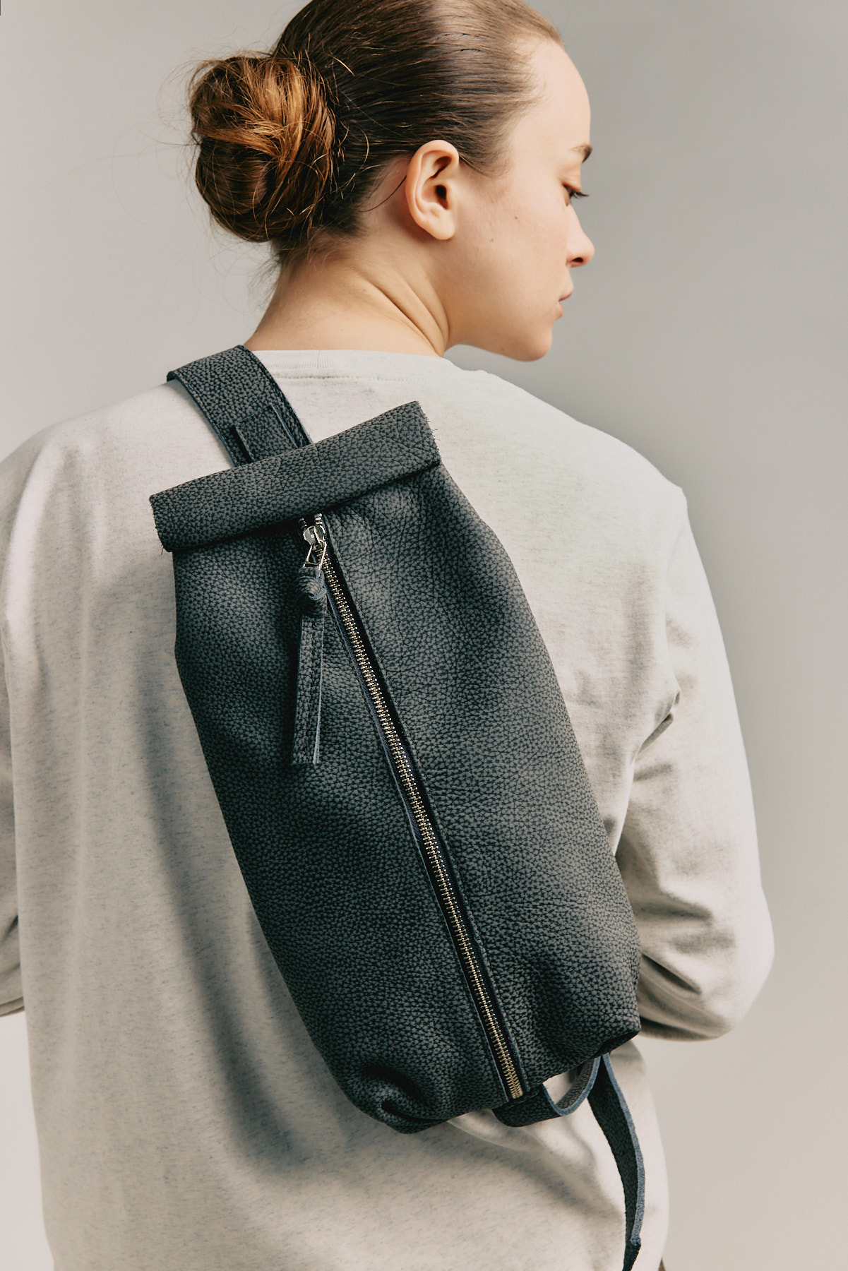 רז קרוס – תיק עור L – פחם